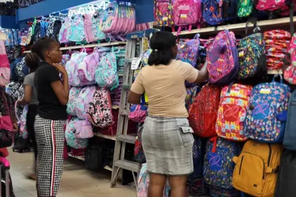 Alza en precios de útiles escolares desafía el presupuesto de familias dominicanas