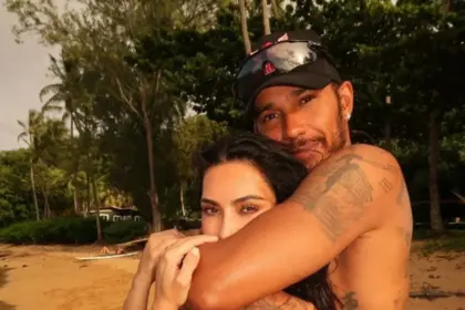 Kim Kardashian y Lewis Hamilton presumen sus románticas vacaciones en Hawái