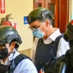 Santiago Hazim llega a audiencia por caso SeNaSa con problemas de salud