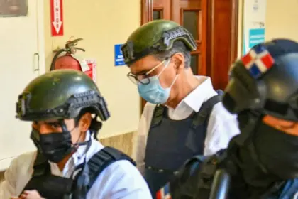 Santiago Hazim llega a audiencia por caso SeNaSa con problemas de salud
