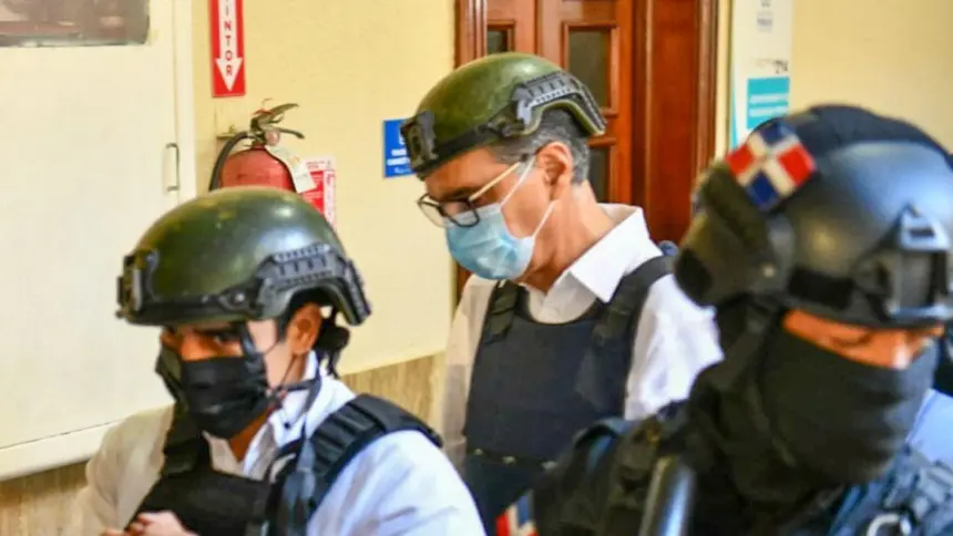 Santiago Hazim llega a audiencia por caso SeNaSa con problemas de salud