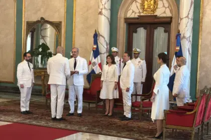 Luis Abinader recibe a nueve nuevos embajadores en República Dominicana