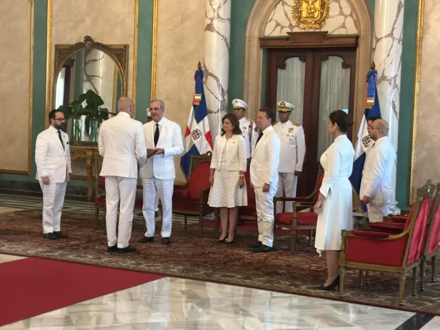 Luis Abinader recibe a nueve nuevos embajadores en República Dominicana