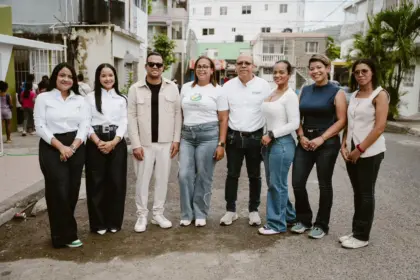 Emprendedores y comunicadores entregan útiles escolares en La Vega