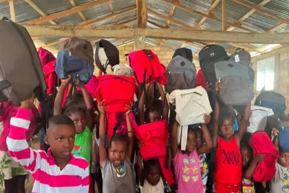 Faith Impact Foundation beneficia a 800 niños en RD y Haití con útiles