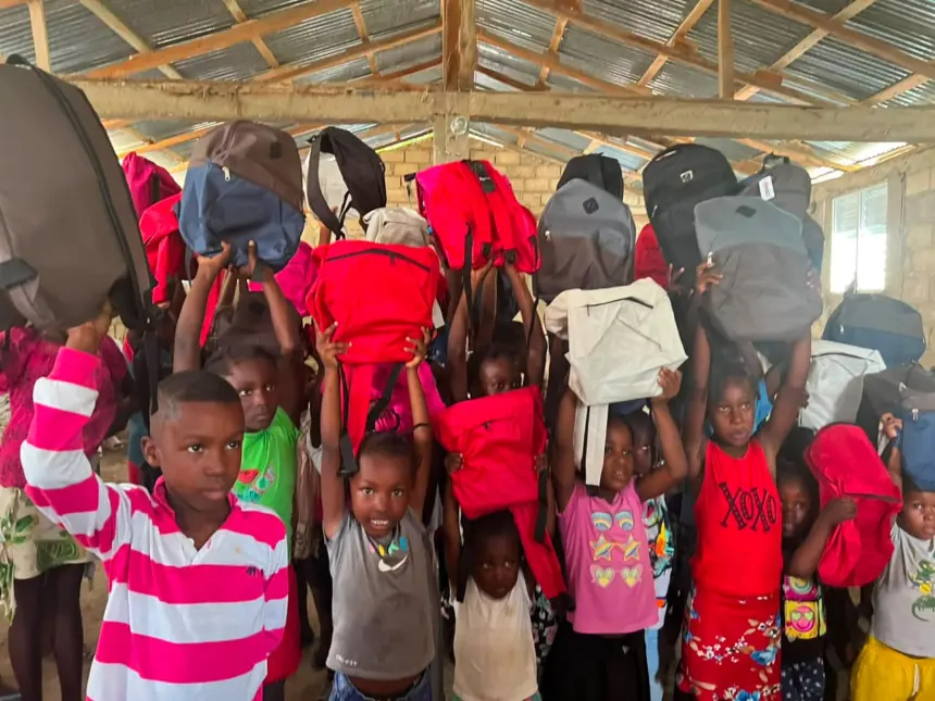 Faith Impact Foundation beneficia a 800 niños en RD y Haití con útiles
