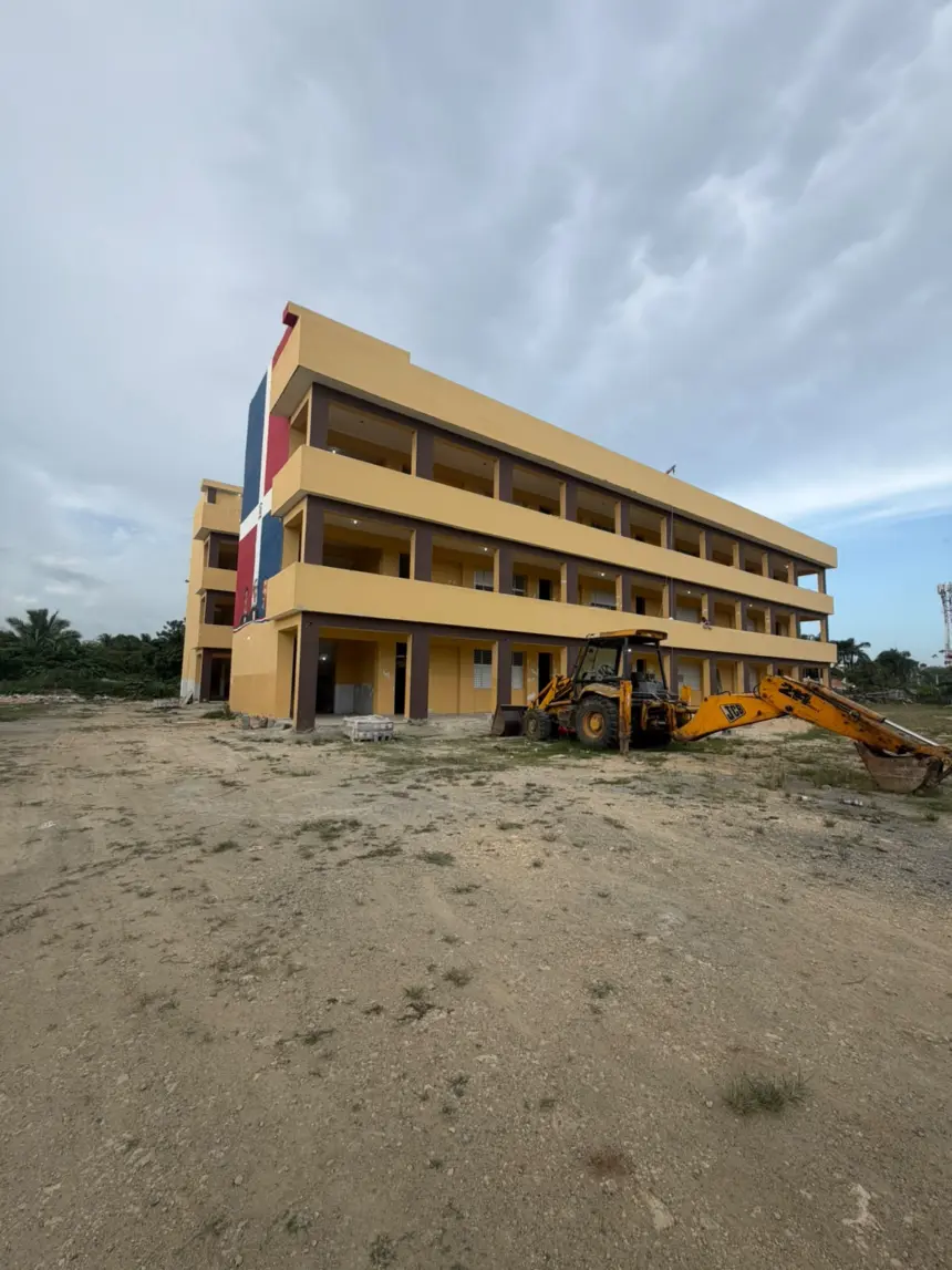 Padres en Los Alcarrizos temen clases virtuales por retraso en liceo