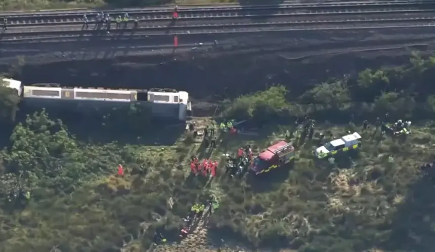 Descarrila tren en Inglaterra: sin víctimas mortales tras accidente