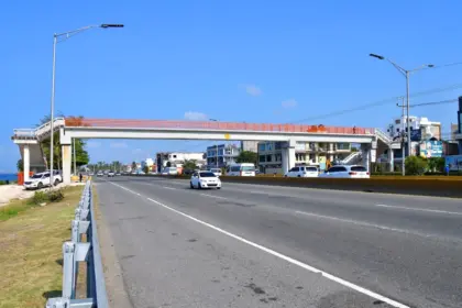 Cierre parcial en Autopista Las Américas por trabajos en puente peatonal