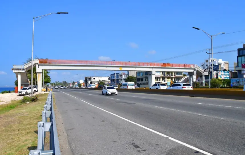 Cierre parcial en Autopista Las Américas por trabajos en puente peatonal