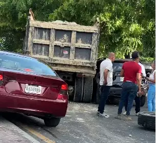 Accidente múltiple en avenida Jacobo Majluta genera fuerte taponamiento