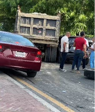Accidente múltiple en avenida Jacobo Majluta genera fuerte taponamiento 1 Accidente múltiple en avenida Jacobo Majluta genera fuerte taponamiento