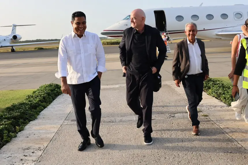 Kelvin Cruz recibe a Gianni Infantino y Víctor Montagliani en RD