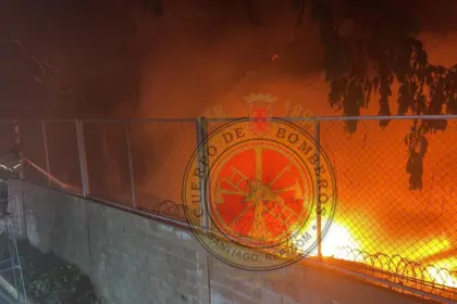 Bomberos controlan voraz incendio en La Herradura cerca de planta de GLP
