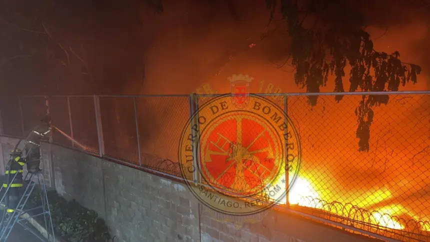 Bomberos controlan voraz incendio en La Herradura cerca de planta de GLP