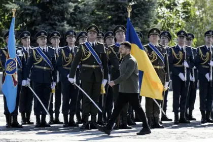 Zelenski reafirma soberanía de Ucrania como guerrero en su independencia