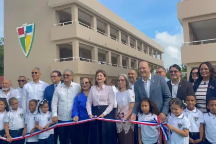Raquel Peña inaugura el año escolar 2026-2027 con mejoras en Santiago