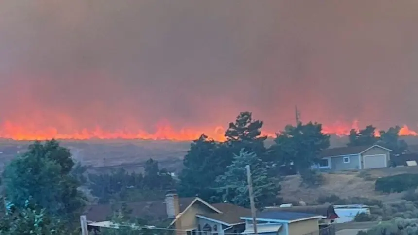 Incendio forestal en Nevada obliga a evacuar a miles de personas 1 Incendio forestal en Nevada obliga a evacuar a miles de personas