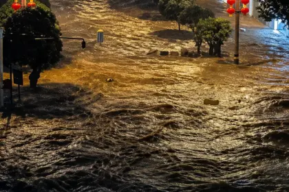 Lluvias extremas en Sichuan provocan inundaciones y alerta roja en China