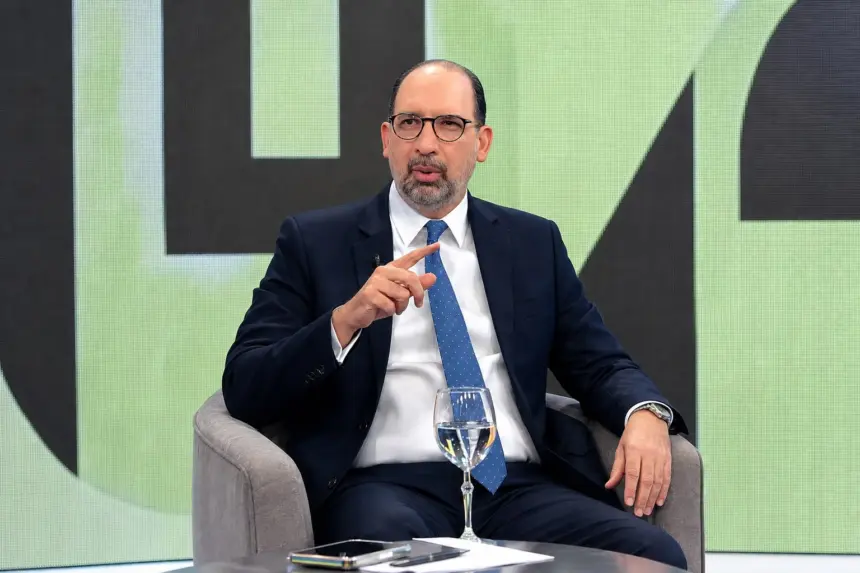 Henry Merán critica involución educativa y prepara plan de gobierno FP