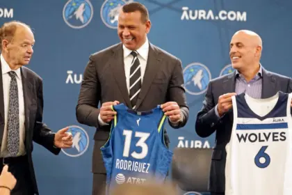 Alex Rodríguez incrementa su participación en Timberwolves y Lynx