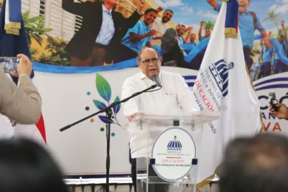 Santos Badía impulsa reforma educativa y lanza 10,000 becas nacionales