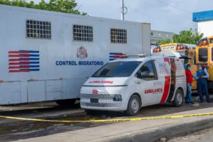 Hallan cadáver en descomposición dentro de camión de Migración en RD