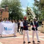 Ney Arias Lora celebra 16 años con ofrenda en el Altar de la Patria