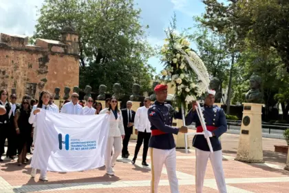 Ney Arias Lora celebra 16 años con ofrenda en el Altar de la Patria