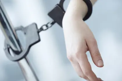 Arrestan madre tras muerte de bebé con signos de violencia en Monte Plata