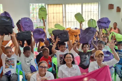 Club Rotaract San Cristóbal apoya a 80 niños con útiles escolares