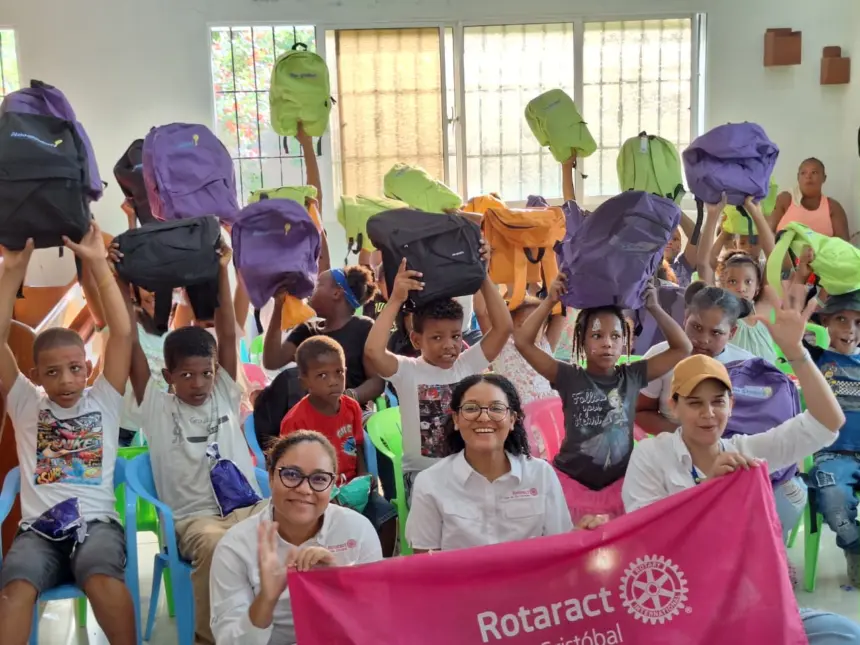 Club Rotaract San Cristóbal apoya a 80 niños con útiles escolares