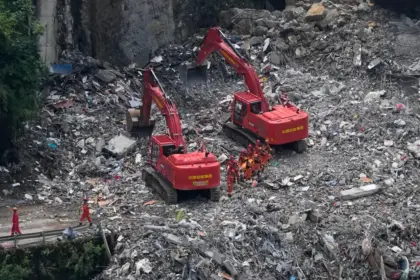China despliega equipos de rescate tras devastadora riada en Tíbet