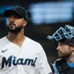 Sandy Alcántara es inmortalizado en el muro de leyendas de los Marlins