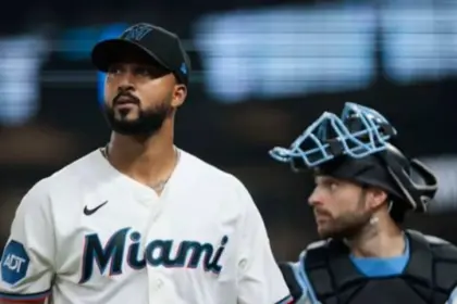 Sandy Alcántara es inmortalizado en el muro de leyendas de los Marlins