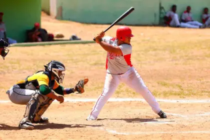 Gobierno regula el béisbol en RD: desde pequeñas ligas a profesional