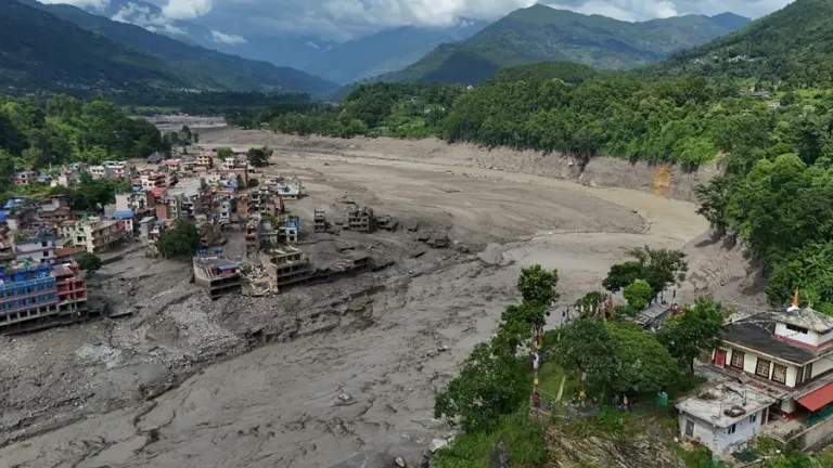 Tragedia en Nepal y China: 160 muertos y cientos de desaparecidos por riadas