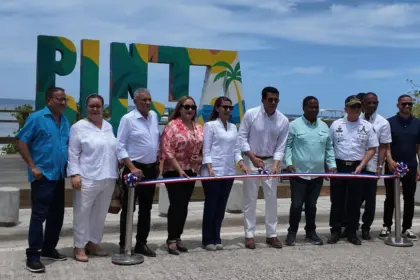 David Collado inaugura moderno parador fotográfico en Punta Rucia