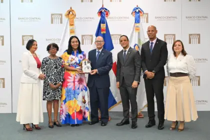BCRD impulsa cultura con donación de libros al Ministerio de la Mujer