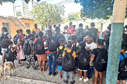 Fundación Rincón entrega útiles escolares en Las Galeras, Samaná