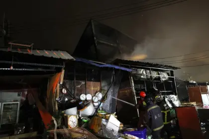 Voraz incendio consume centro comercial en el corazón de Bangkok