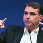 Flávio Bolsonaro promete amnistía a su padre tras cuestionar su condena