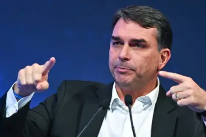 Flávio Bolsonaro promete amnistía a su padre tras cuestionar su condena