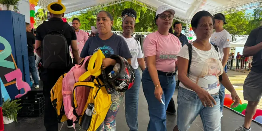 Éxito en jornada Plásticos por Útiles Escolares de Carolina Mejía