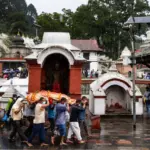 Nepal sepulta víctimas no identificadas tras inundaciones devastadoras