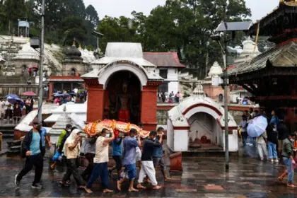Nepal sepulta víctimas no identificadas tras inundaciones devastadoras