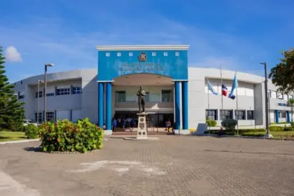 Someten a dominicano por atacar unidad de Migración en Villa Mella