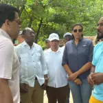 David Collado supervisa limpieza de sargazo en Playa Rincón Samaná