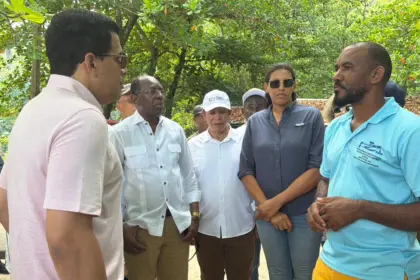 David Collado supervisa limpieza de sargazo en Playa Rincón Samaná