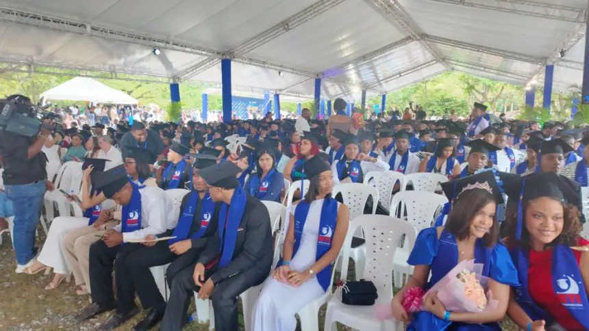 800 jóvenes de SDN se gradúan en primera promoción del programa municipal BTI 1 800 jóvenes de SDN se gradúan en primera promoción del programa municipal BTI